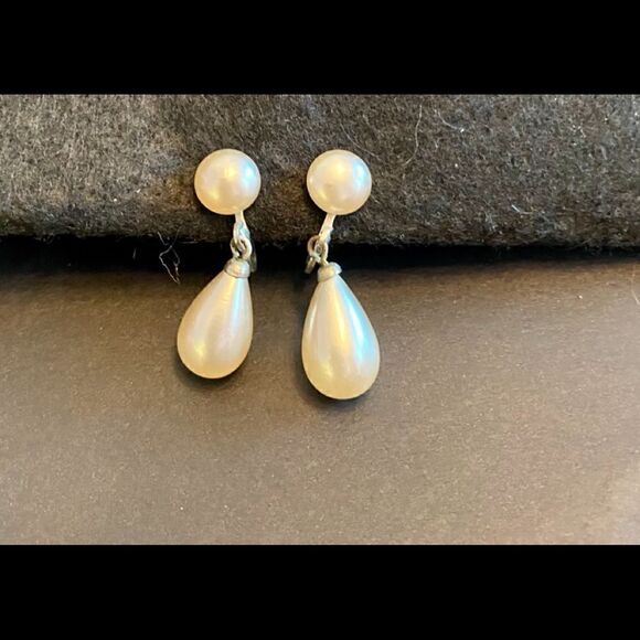 Vintage 70s Richelieu Pearl Drop Earrings - Picture 1 of 4